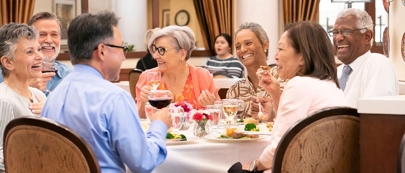 reata-2023-1400x600-6 A group of seniors in a dining room eating dinner